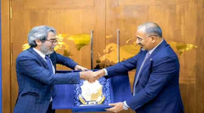 الرئيس القائد عيدروس الزُبيدي يُكرّم مدير مكتب المبعوث الأممي في العاصمة عدن بدرع المجلس الانتقالي بمناسبة انتهاء عمله