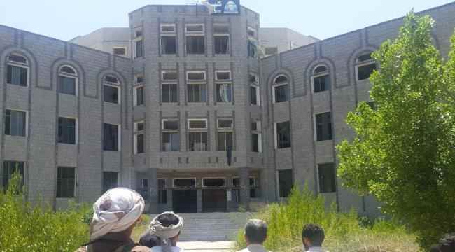 قائد عسكري إخواني يقتحم جامعة تعز ويهدد رئاستها بالسلاح