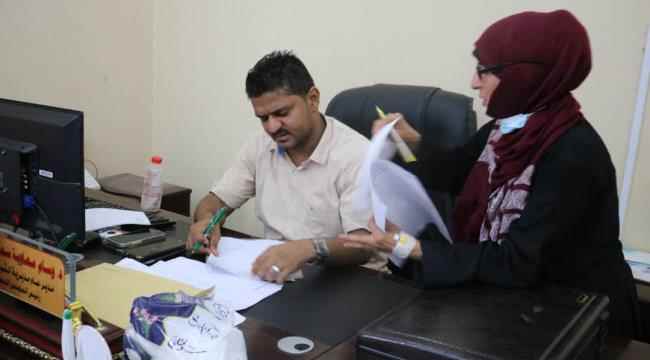 عدن :مدير عام الشيخ عثمان يوقع على استلام مواقع المشاريع المنفذة من منظمة كير 