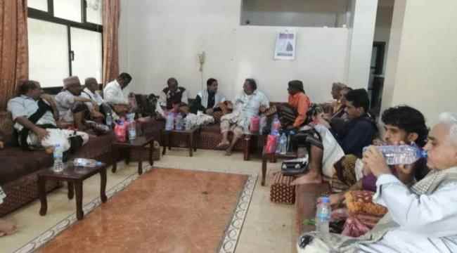 في مقدمتهم رئيس القيادة المحلية بأبين.. العشرات يتوافدون الى منزل الفقيد الحوتري لاستقبال جثمانه الطاهر