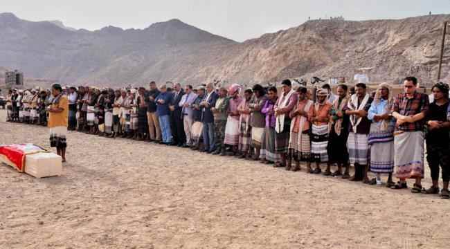 الرئيس القائد عيدروس الزُبيدي يؤدي صلاة الجنازة على جثمان فقيد الوطن العميد المناضل عبدالله الحوتري