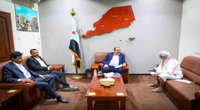 اللواء بن بريك يناقش عدداً من الموضوعات المتعلقة بمحافظة حضرموت والمشكلات التي تواجه الاستثمار بالعاصمة عدن