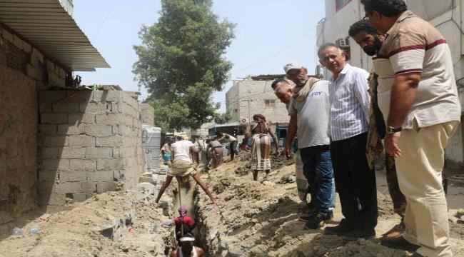 مأمور مديرية المعلا يتفقد مشروع إعادة تأهيل شبكة الصرف الصحي بالمديرية