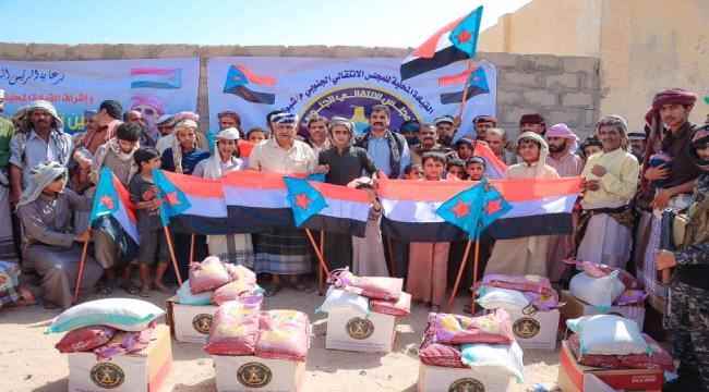 رئيس انتقالي شبوة يدشن توزيع السلال الغذائية على أسر الشهداء بالمحافظة