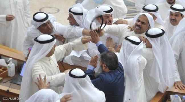 صور تكشف "معركة حامية" في البرلمان الكويتي 