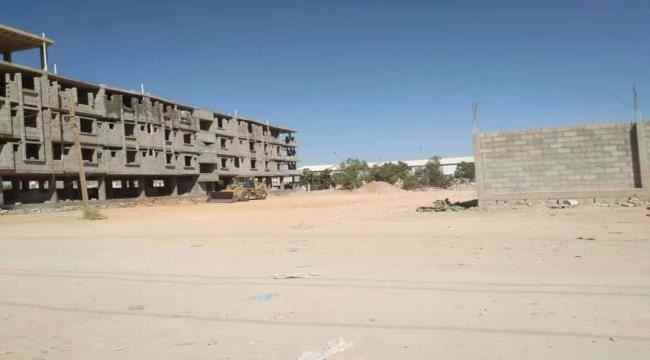 قيادات مدنية إخوانية تبسط على مبنى حكومي بعتق