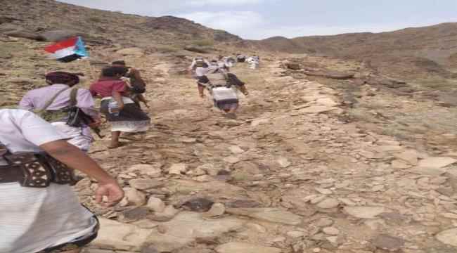 أبناء شبوة يسلكون  طرق جبلية سيرا على الأقدام للمشاركة في فعالية الانتقالي  