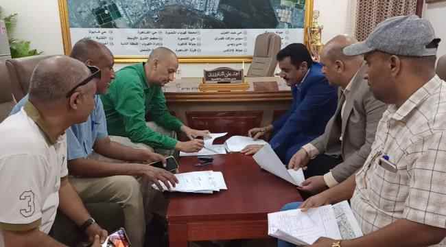 مدير عام المنصورة يوقع إتفاقية إعادة تأهيل شبكتي الصرف الصحي بشارعي " جميلة " و " الكثيري "