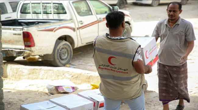 بدعم أماراتي..هيئة الهلال الأحمر توزع دفعة جديدة من المساعدات الغذائية على أهالي المكلا بمحافظة حضرموت