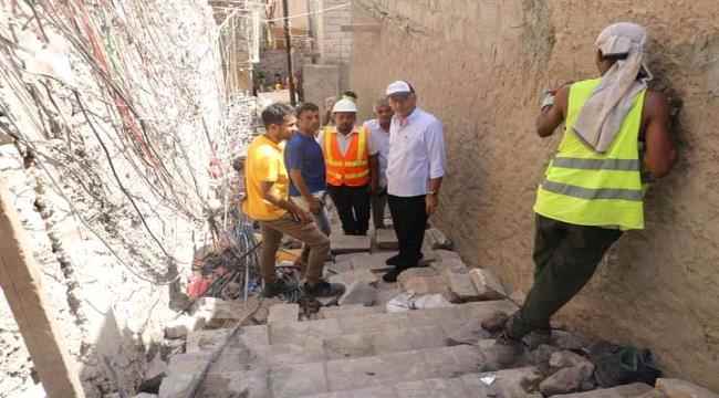 مأمور مديرية المعلا يتفقد المشاريع الخدمية التي يقوم بها الصندوق الإجتماعي للتنمية