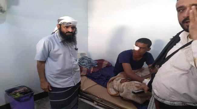 قائد قوات الدعم والإسناد يطمئن على جرحى الكمين الإرهابي الغادر بمشافي عدن