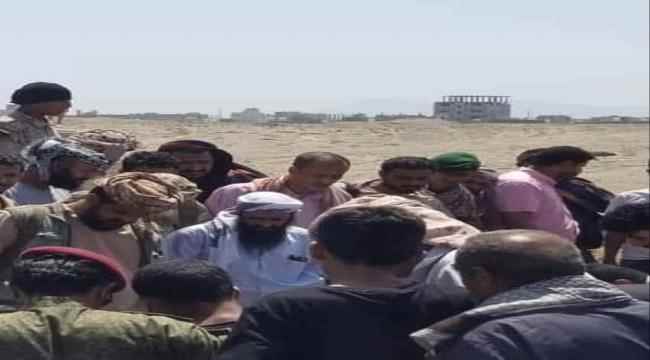 الوالي والمشوشي يتقدمان مشيعي ضحايا الكمين الإرهابي الغادر بالعاصمة عدن