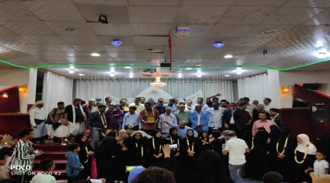 في بادرة جميلة.. طلاب يكرمون معلميهم بعد 30 عام من تخرجهم بعدن