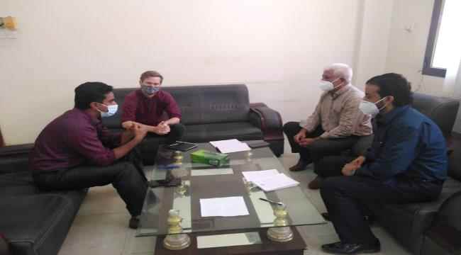 مدير صحة عدن يلتقي خبراء مكافحة حمى الضنك بعدن