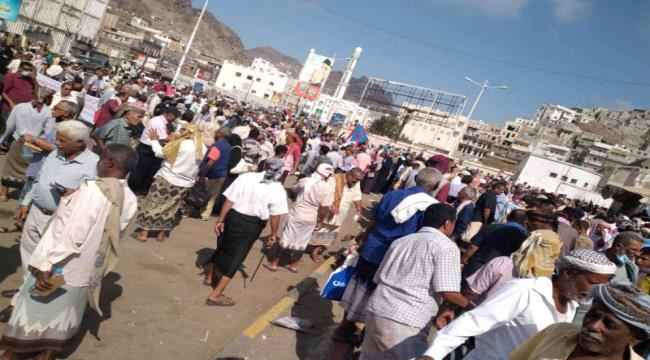صحيفة بريطانية : احتجاجات ضد الحكومة اليمنية في عدن رفضا لـ"سياسات التجويع"