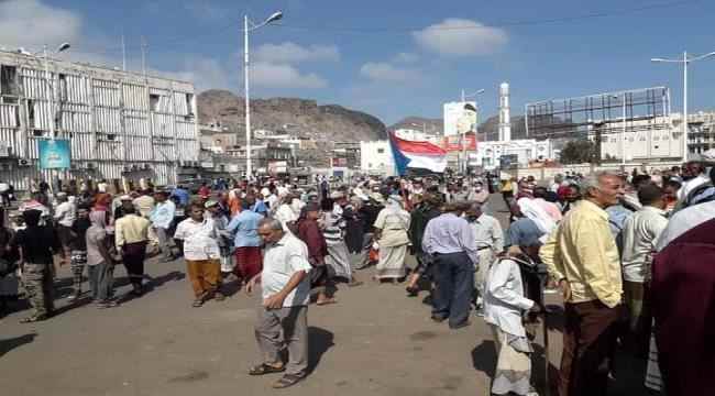 وكالة "ارم نيوز":أعضاء الحكومة غادروا معاشيق على متن زوارق
