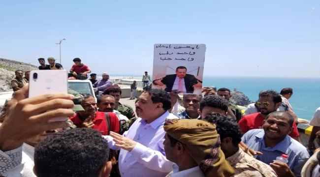 قيادات أمنية وسياسية تصل معاشيق وتقنع المحتجين العودة