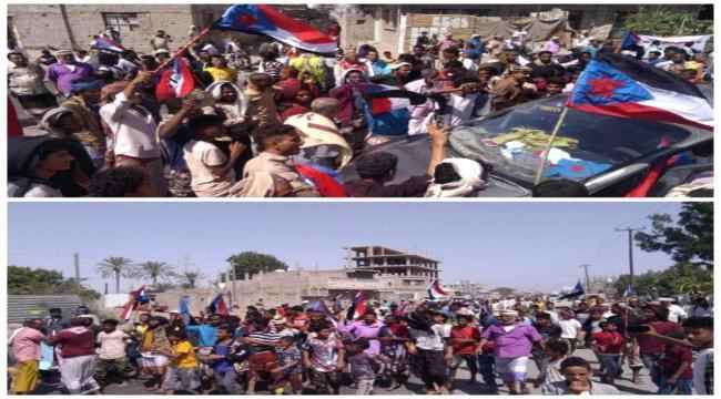لحج..الآلاف يتظاهرون رفضاً للفساد وتنديدا بتدهور الأوضاع وللمطالبة برحيل رموز الفساد