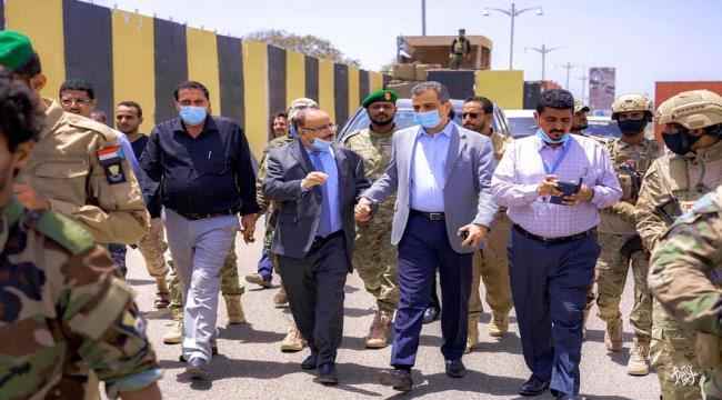 لملس وحُميد يوجهان بفتح الشوارع ورفع الحواجز الاسمنتية لمطار عدن الدولي 