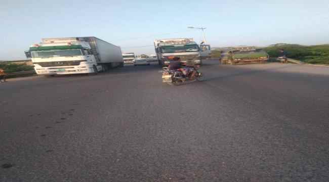 قوات الحزام الامني تفكك عبوة ناسفة مزروعة بجانب طريق رئيسي في احور بأبين 