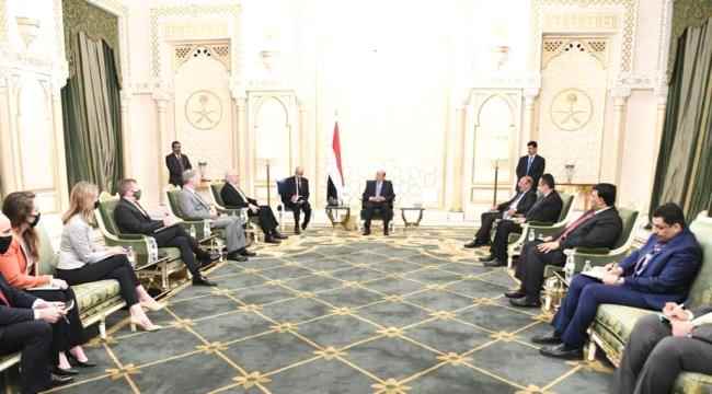 هادي يلتقي المبعوث الأمريكي الخاص إلى اليمن 