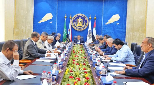 الانتقالي: نبذل جهود مع الحكومة لإعادة تشغيل مصفاة عدن وهيكلة البنك المركزي ولن نسمح باستمرار الفساد
