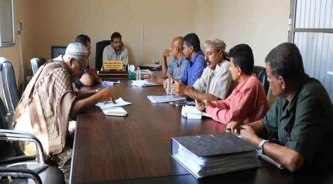 مدير عام الشيخ عثمان يوضح اسباب طفح مياه الصرف الصحي ويوجه بصرف ٣ مليون ريال لاجراء اعمال الصيانة 