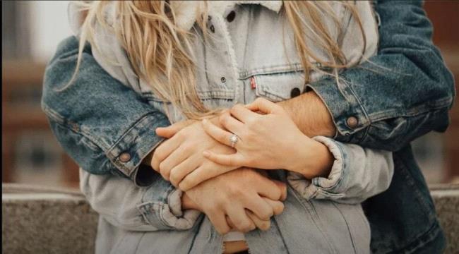 بموافقة زوجها.. سيدة أمريكية استأجرت "رجلا للأحضان" مقابل 80 دولارا في الساعة
