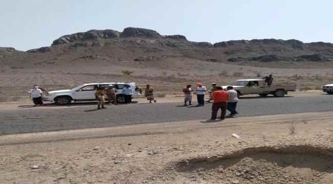 لحج : فريق هندسي يدشن أول مراحل مشروع صيانة وتأهيل طريق جول مدرم - عقان