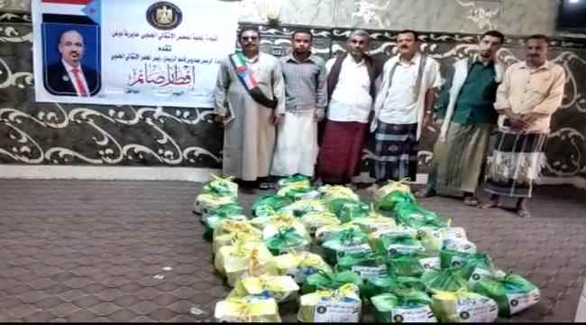بحضور الشيخ عبدالله العمودي..انتقالي دوعن يواصل توزيع مبادرة إفطار صائم في مركز (ب) بمنطقة قيدون