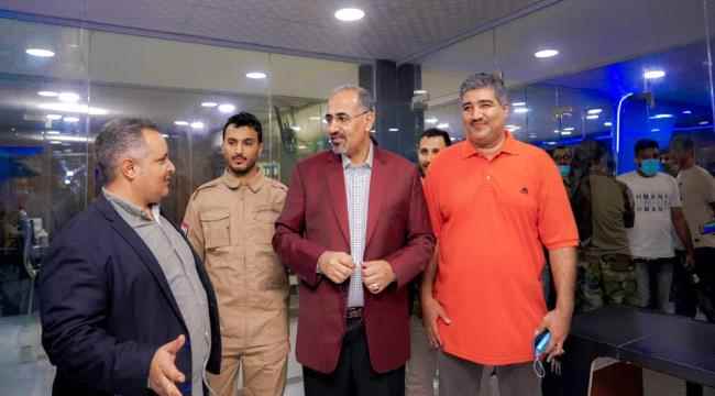 الرئيس الزُبيدي يتفقد سير العمل في وحدة الإذاعة والتلفزيون التابعة للمجلس الانتقالي بالعاصمة عدن