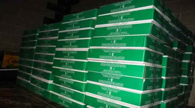 بدعم مركز الملك سلمان..مؤسسة بصمة حياة للأعمال الانسانية توزع 200 كرتون تمر للأسر الفقيرة بعدن