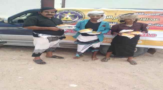 شبوة : لجنة الاغاثة الانتقالية توزع افطار صائم في مركزي الصعيد و الحضن بمديرية ميفعة