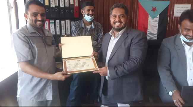 بمناسبة اليوم العالمي لعيد العمال..مدير عام البريقة يكرم عدد من موظفي المكاتب التنفيذية بالمديرية