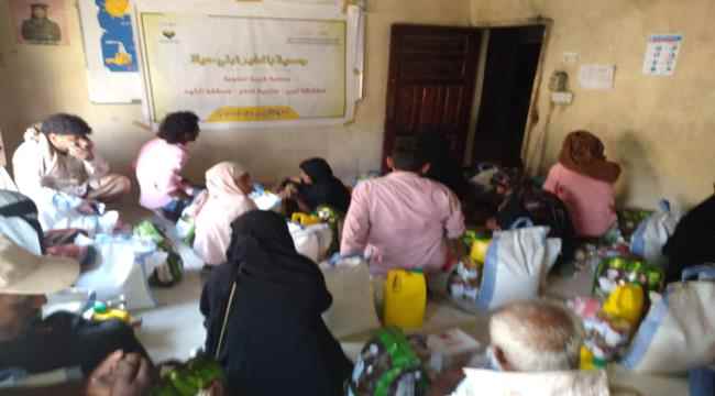 بتمويل من مؤسسة الثواب..جمعية بالخير نبني حياة توزع ( 40 ) سلة غذائية للمتضررين من الأمطار في أبين