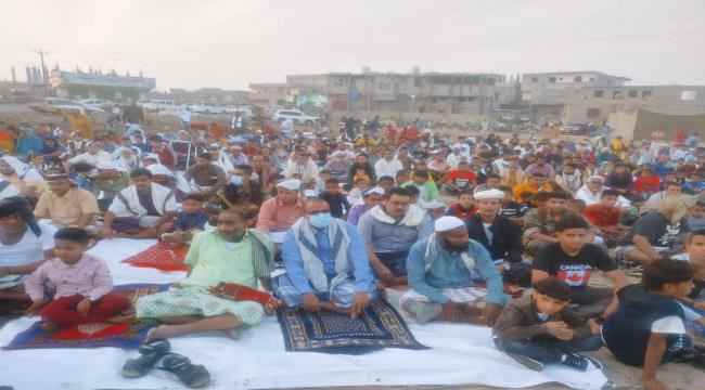 وزير الشؤون الاجتماعية والعمل بمعية رئيس انتقالي لحج يؤدان صلاة عيد الفطر بالحوطه