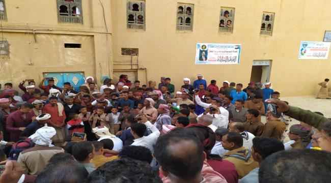 أهالي العنين يحتفلون بالعيد تحت شعار الانتقالي وصورة الرئيس القائد عيدروس الزبيدي