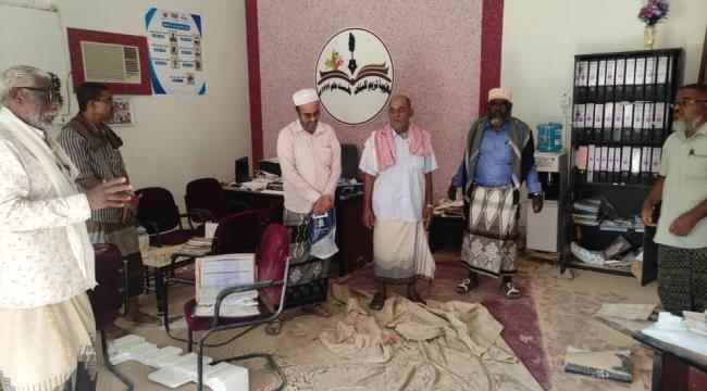 لجنة الطوارئ بانتقالي تريم تتفقد ثانوية البنات بالمديرية وتقدم لها دعماً ماليا لإزالة أضرار السيول