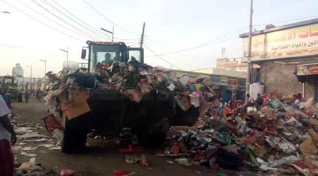 نائب مدير نظافة عدن : رفع أكثر من 11 ألف طن من مخلفات القمامة خلال إجازة عيد الفطر المبارك