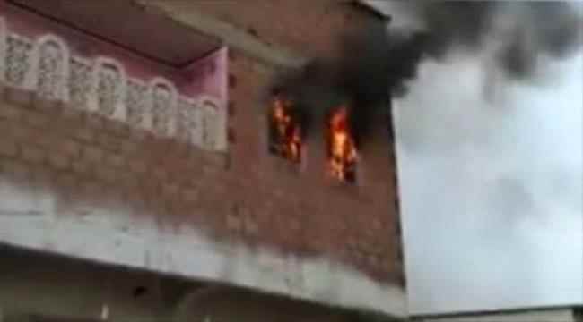 قصف حوثي يشعل حريقا في منزل مواطن بمدينة حيس