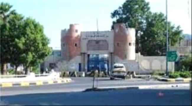 إدارة أمن عدن تناشد مالكي المركبات غير المجمركة والتي بدون لوحات بالتوجه إلى الادارات المختصة قبل منتصف يونيو المقبل.