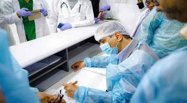 المحافظ لملس يوجّه بفتح مراكز إضافية للتطعيم من فيروس كورونا وتسهيل معاملات المغتربين