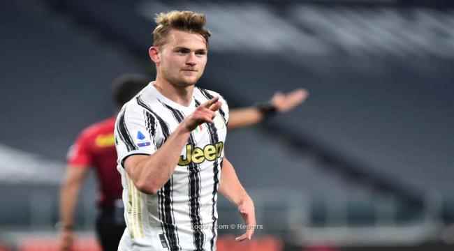 دي ليخت يرد على أنباء انتقاله لبرشلونة