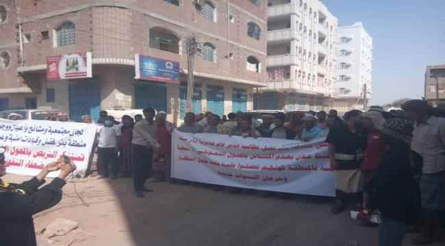 أبناء منطقة بئر فضل ينظمون وقفة احتجاجية للمطالبة بسرعة ادخل المحول التحويلي 31 ميجا للخدمة