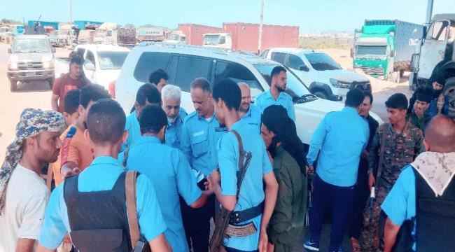 العميد العمري يقوم بنزول ميداني مفاجئ الى النقاط والبوابات الامنية في ميناء الحاويات