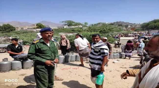 مدير أمن مودية يشرف على تنظيم بيع الغاز المنزلي للمواطنين في سوق المديرية