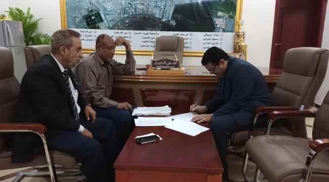 مدير عام المنصورة يوقع إتفاقية لتنفيذ( 4 )مشاريع لإعادة تأهيل بعض خطوط الصرف الصحي بالمديرية