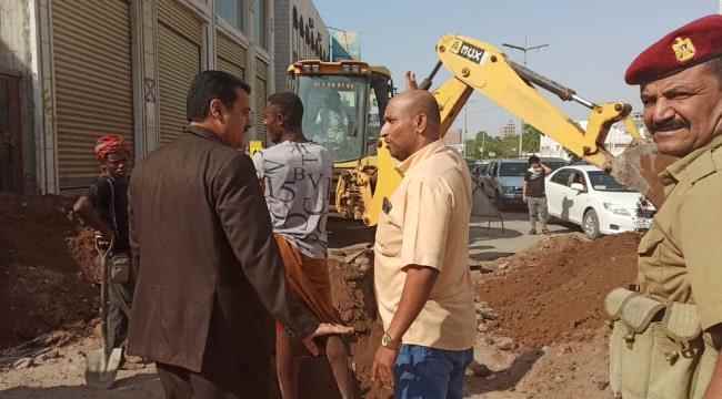 مدير عام المنصورة يدشن مشروع إعادة تأهيل شبكة الصرف الصحي لشارع السجن