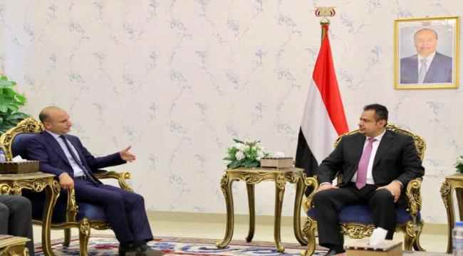السفير الفرنسي يصل عدن ويلتقي معين في معاشيق