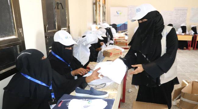 " العمل و غدق " توزعان وسائل ومستلزمات العمل المهني للمتدربين بأبين